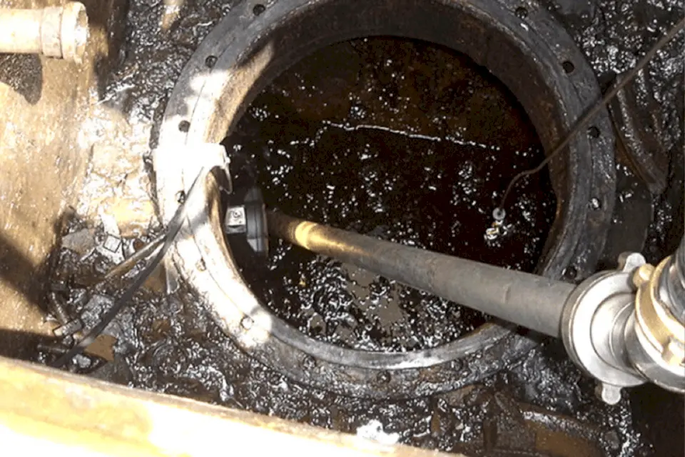 Svuotamento e bonifica di serbatoi interrati o fuori terra